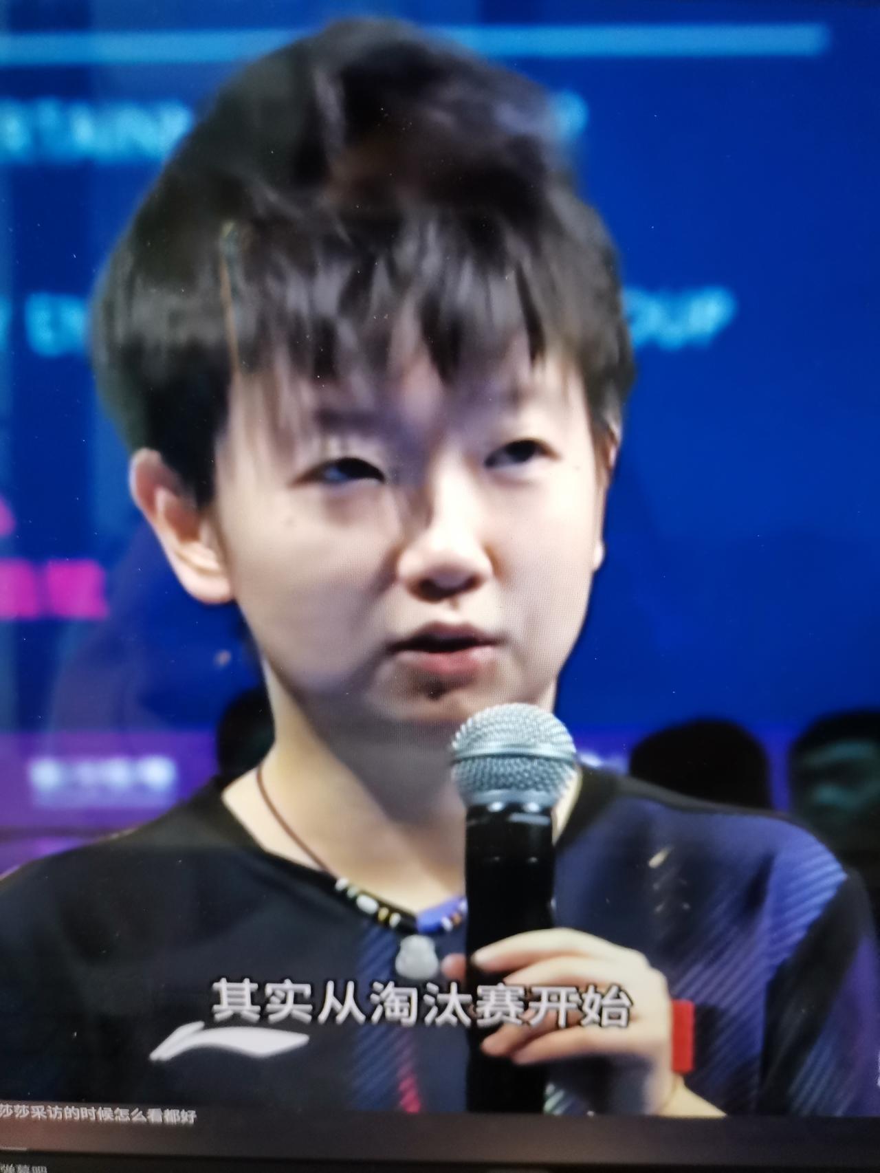 孙颖莎的最新发型来了，每一次比赛莎莎随手抓吧抓吧一款新发型就出来了。
这是澳门世