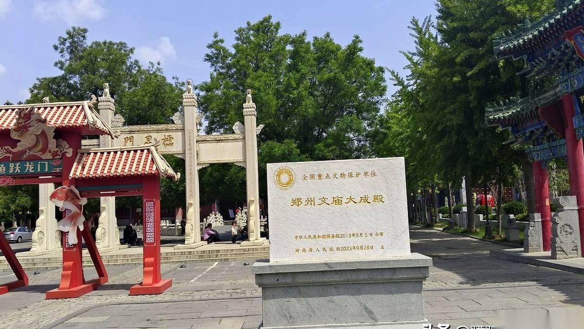 郑州东大街的文庙，这名头一亮出来，分量十足，国家级的。
能评上这个级别，全靠那座