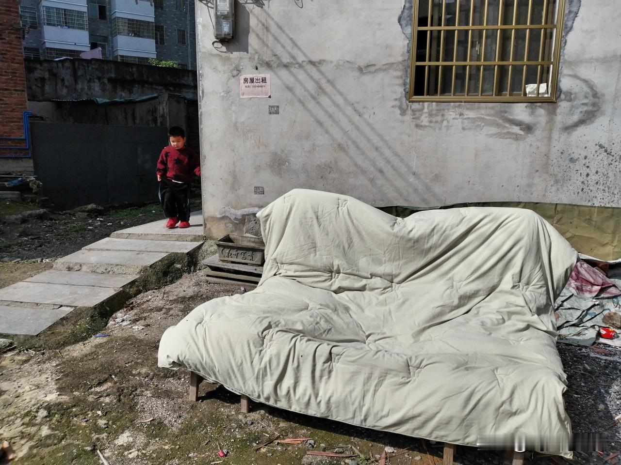 今日永州晴空万里，清晨八点，太阳又大又圆，正是晒被子的好时候。
我搬来四把椅子和