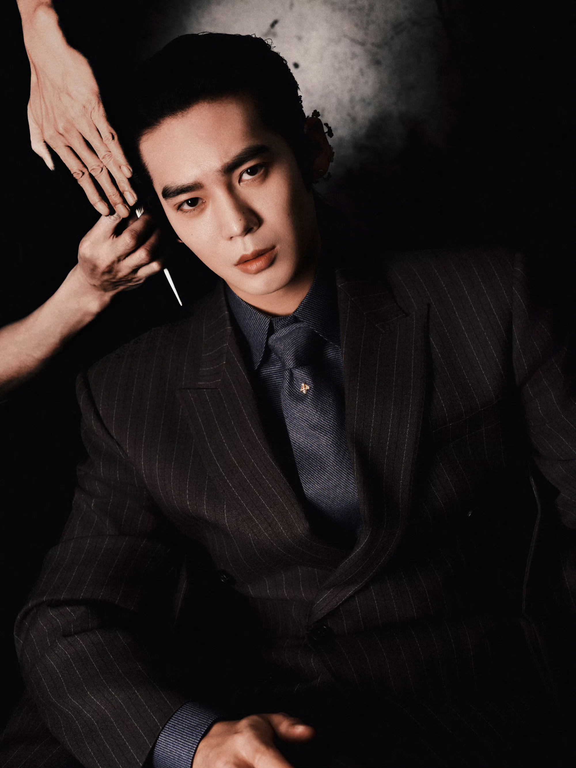 于适背头届最严厉的父亲于适今天vogue Hk活动出图黑色条纹西装熟男气质完全拿