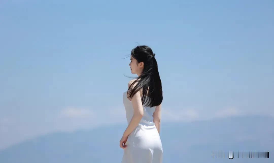 旅行穿搭︱吊带荡领连衣裙的松弛感！
旅行的时候偏爱带白色系的衣服
不管什么景色都