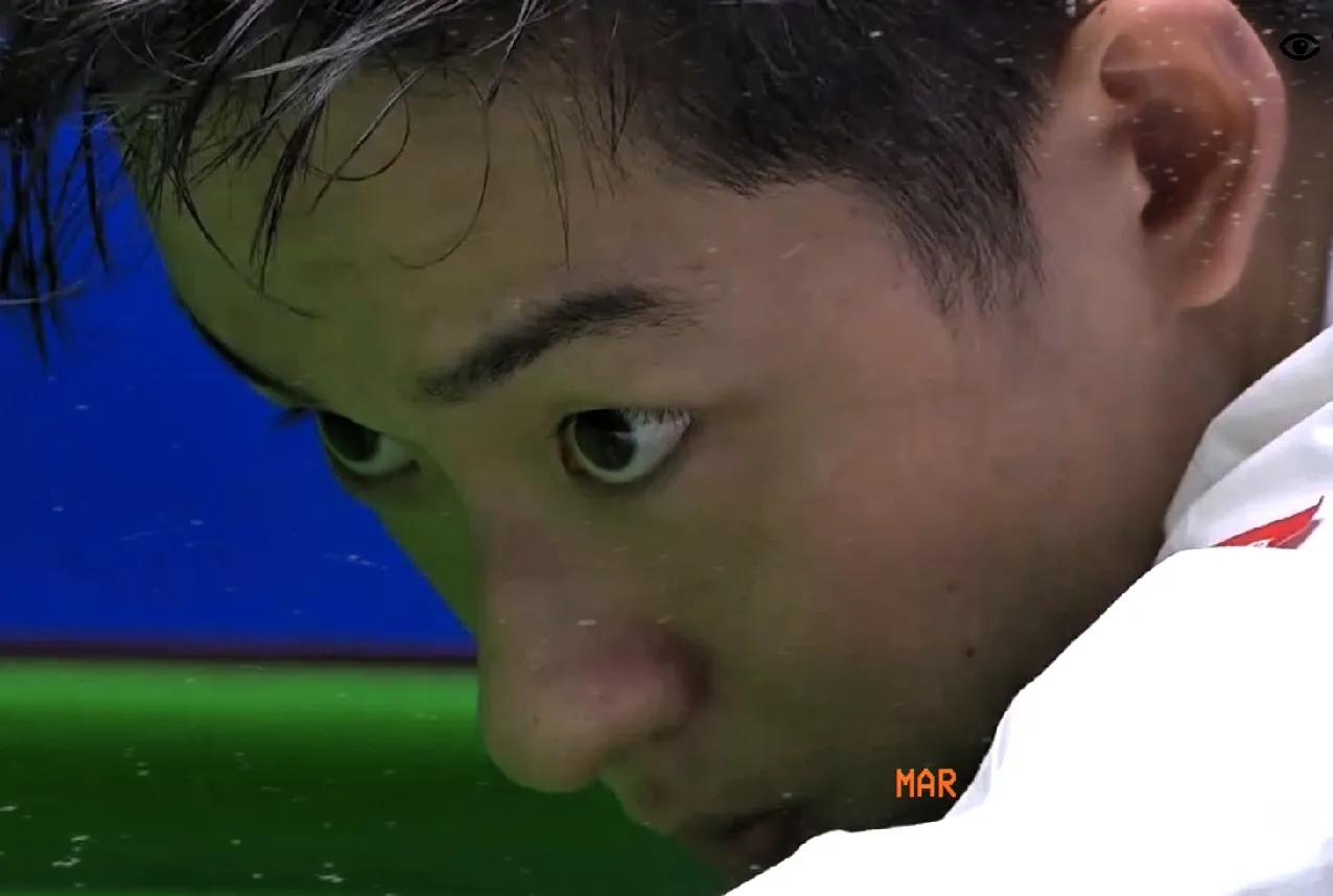 吴宜泽还真如小编所愿进四强了。
有趣得是，对艾伦打了6局，就没出现一次需要底线反