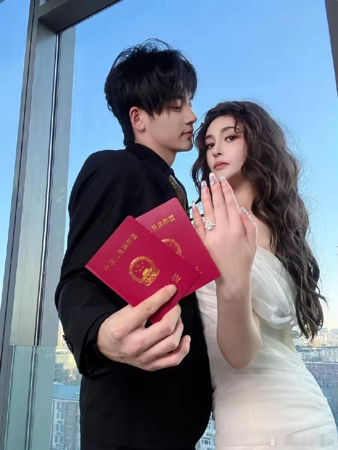 恭喜美女解锁人生新角色她真的是又美又懂藏幸福的类型李心艾产女 ​​​