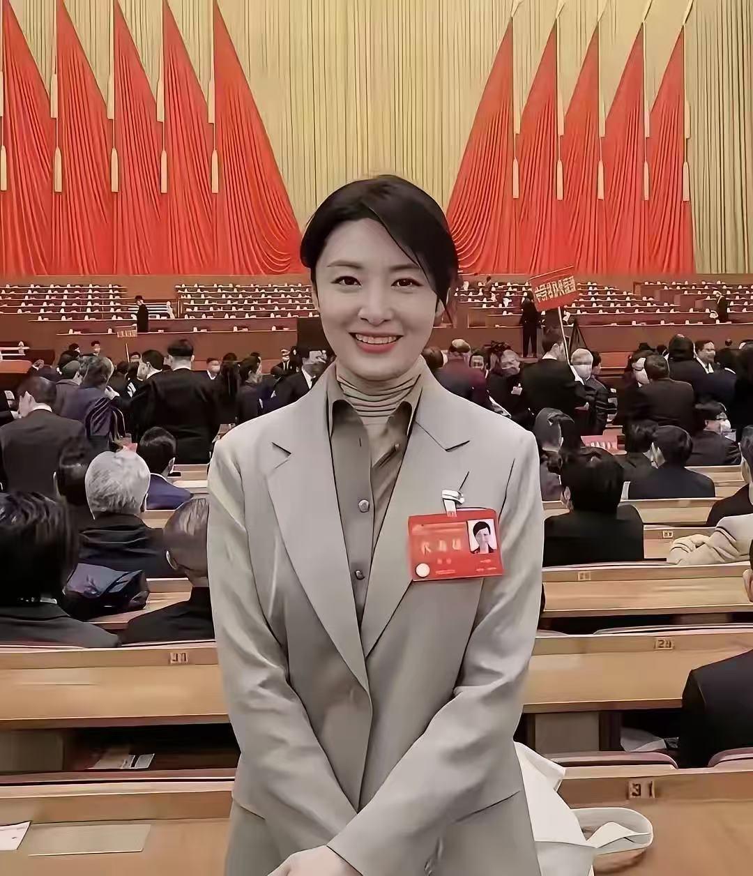 谁能认出这位气质出众的女士？
文代会现场抓拍的这一幕，浅灰色西装简约大方，笑容温