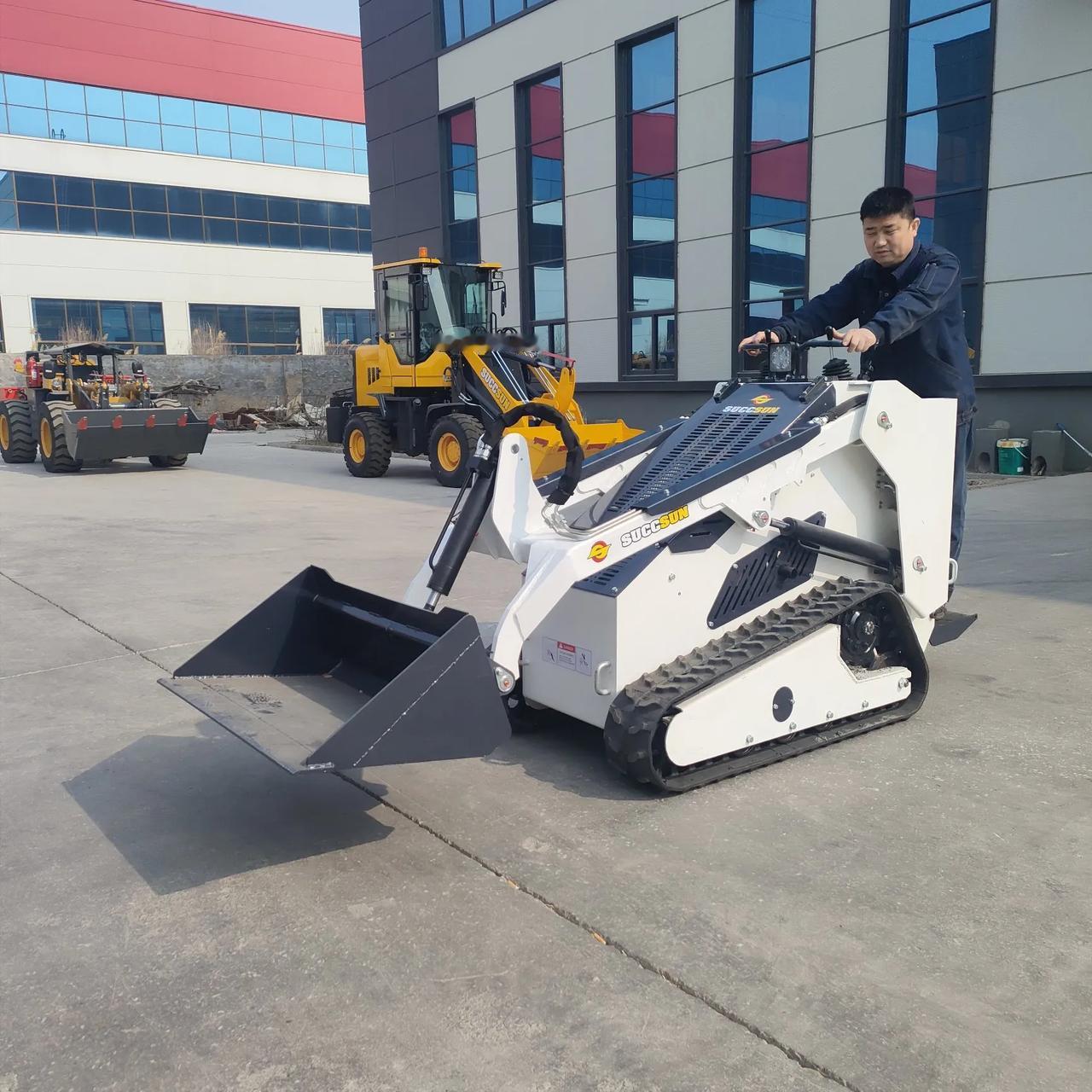 滑移装载机是一款高效灵活的小型工程机械，适用于狭窄空间作业。其紧凑设计、360°