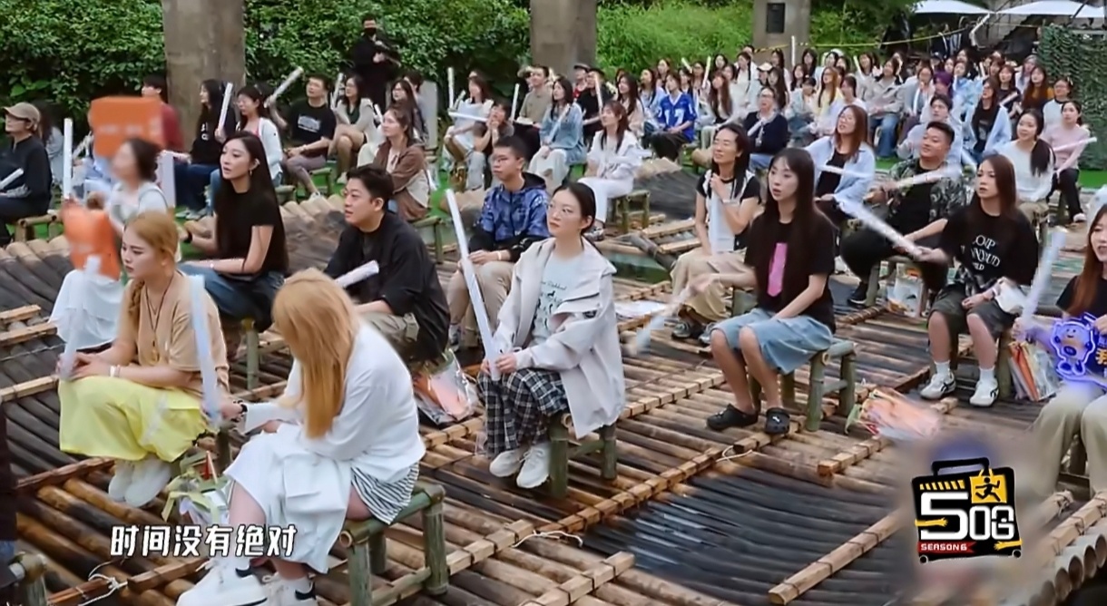 鹿晗和粉丝合唱我们的明天哈哈哈哈哈谁能拒绝这么温柔的鹿晗！现场和粉丝合唱《我们的