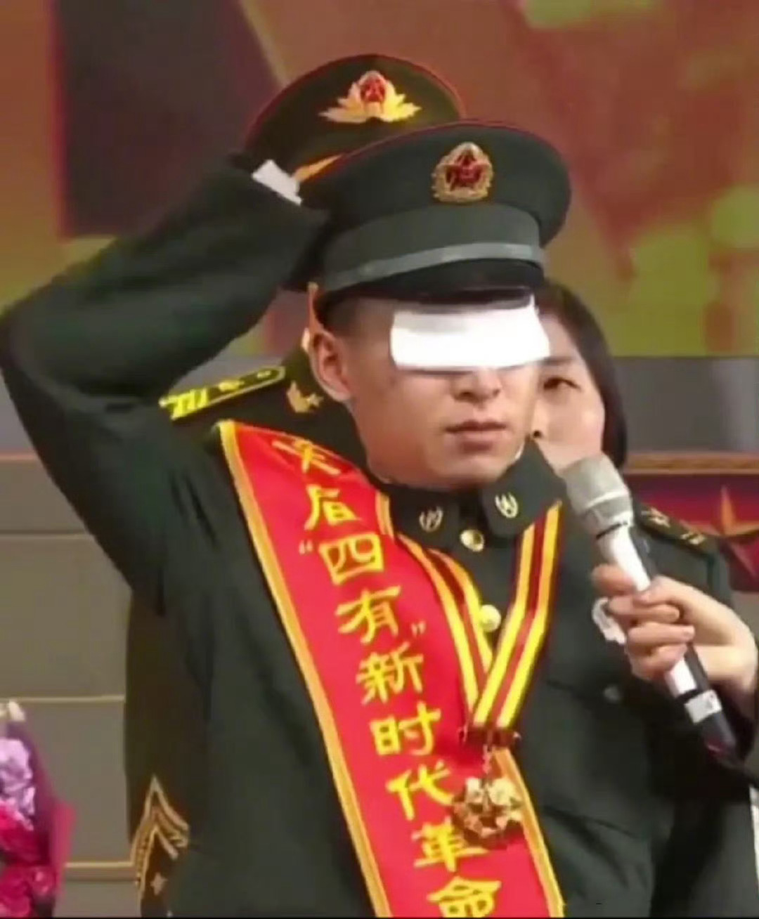 无手的军礼！杜富国，时代楷模。看到英雄敬礼的那幕眼泪忍不住夺眶而出。致敬！  风