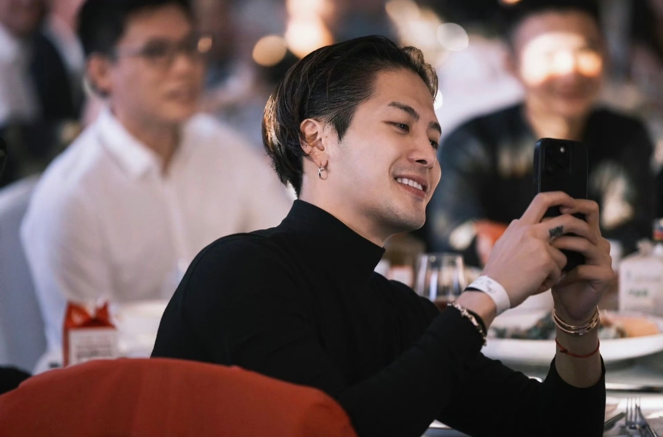 王嘉尔现身何猷君婚礼图是嘉尔前几年吃席的图，今天大家都在期待M&M的婚礼，而我一
