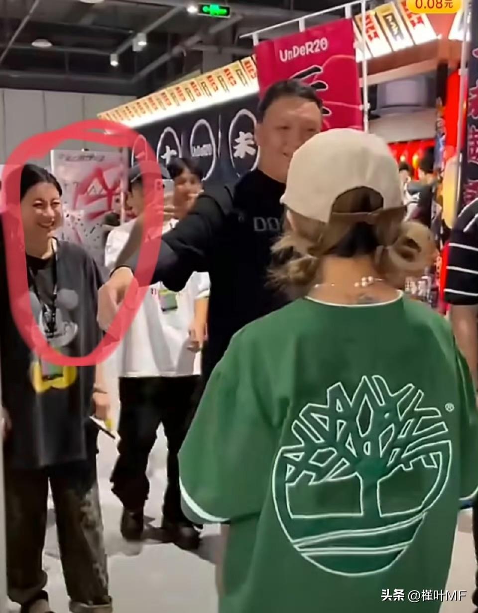 原来车澈不是第一次当众抱乃万了，曾当着李嘉格的面都抱过乃万，李嘉格那表情简直就是