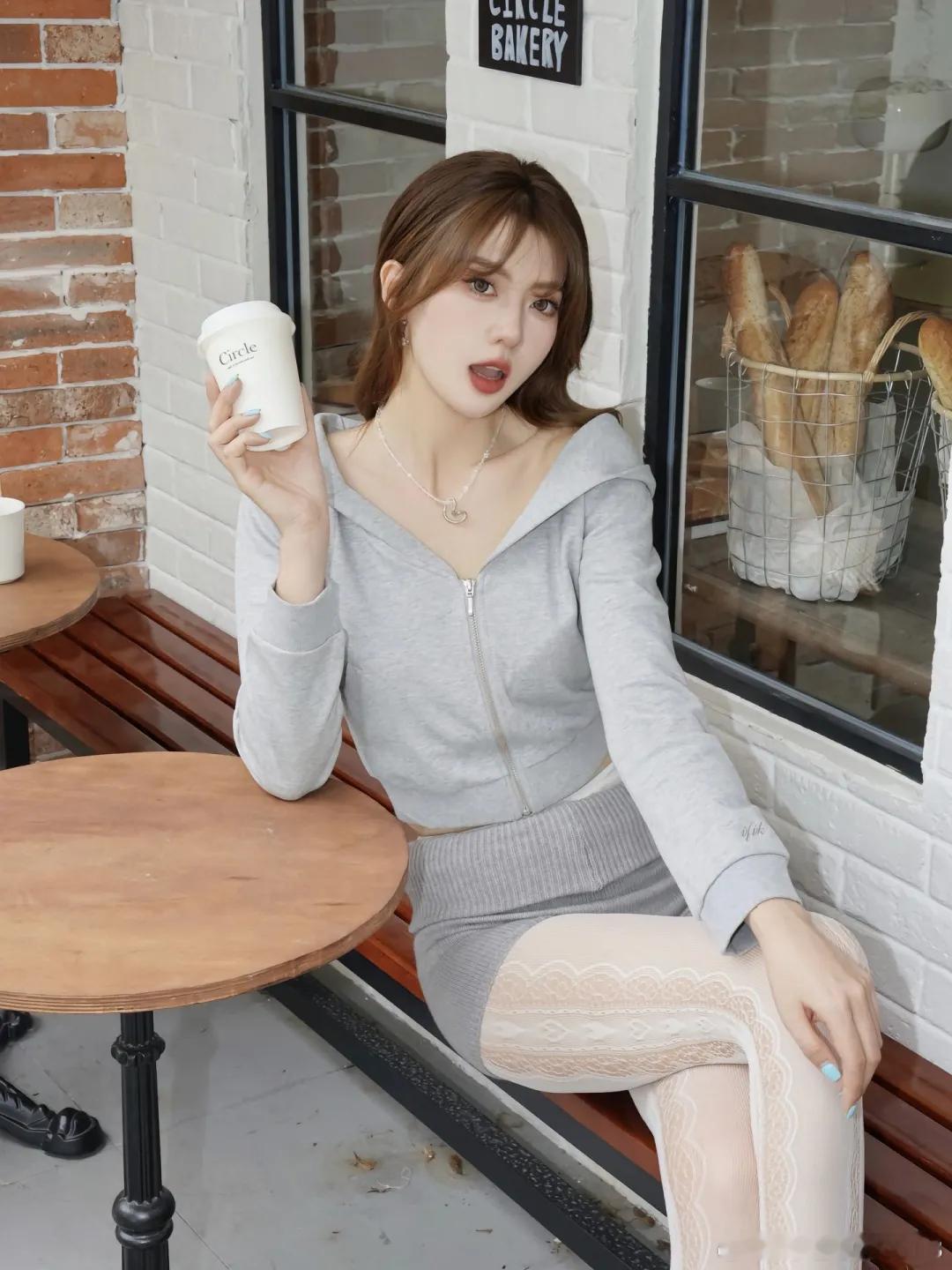 热门美女美女日常分享 灰色运动外套搭配长腿白色蕾丝丝袜御姐风拉满 