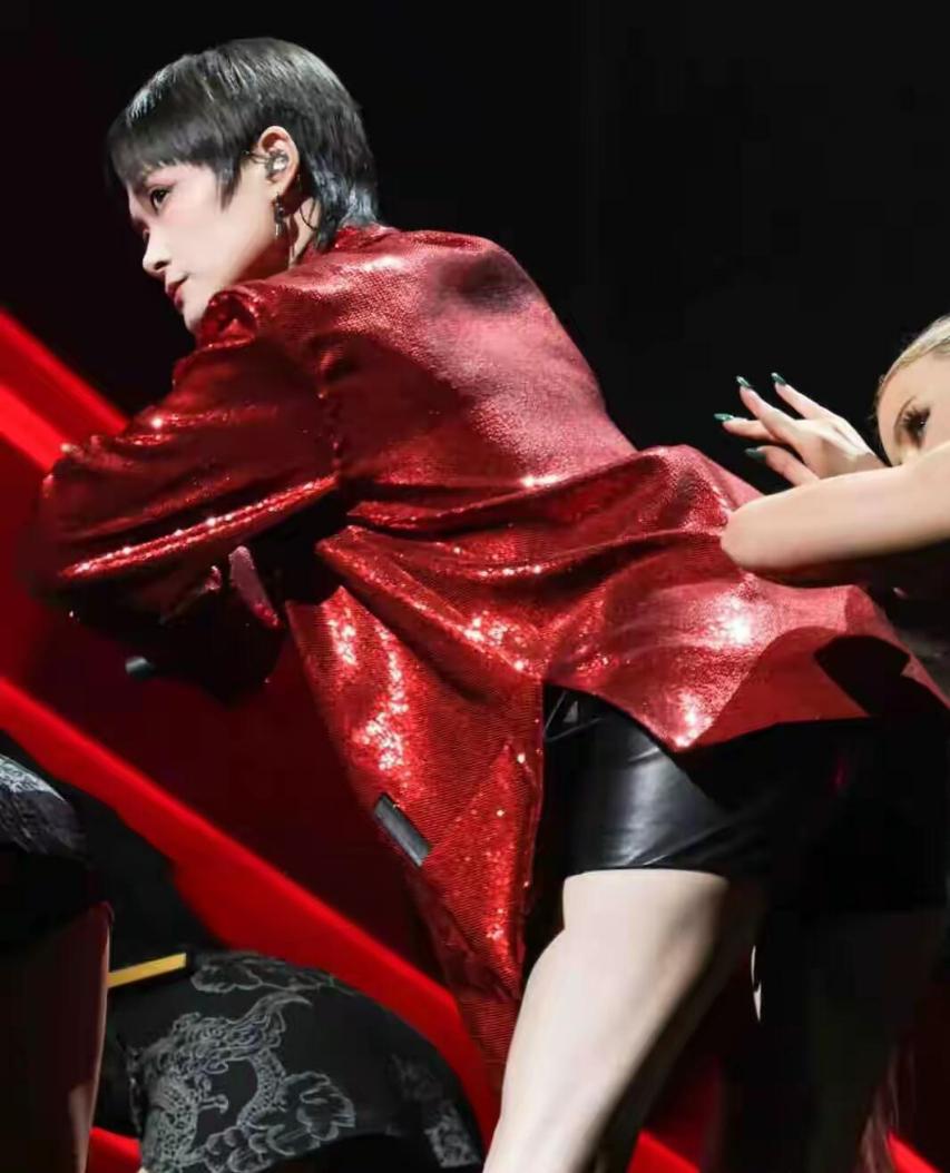 春姐这造型主打一个“叛逆感拉满”！上一秒还是红闪片辣妹在线热舞，下一秒直接化身“