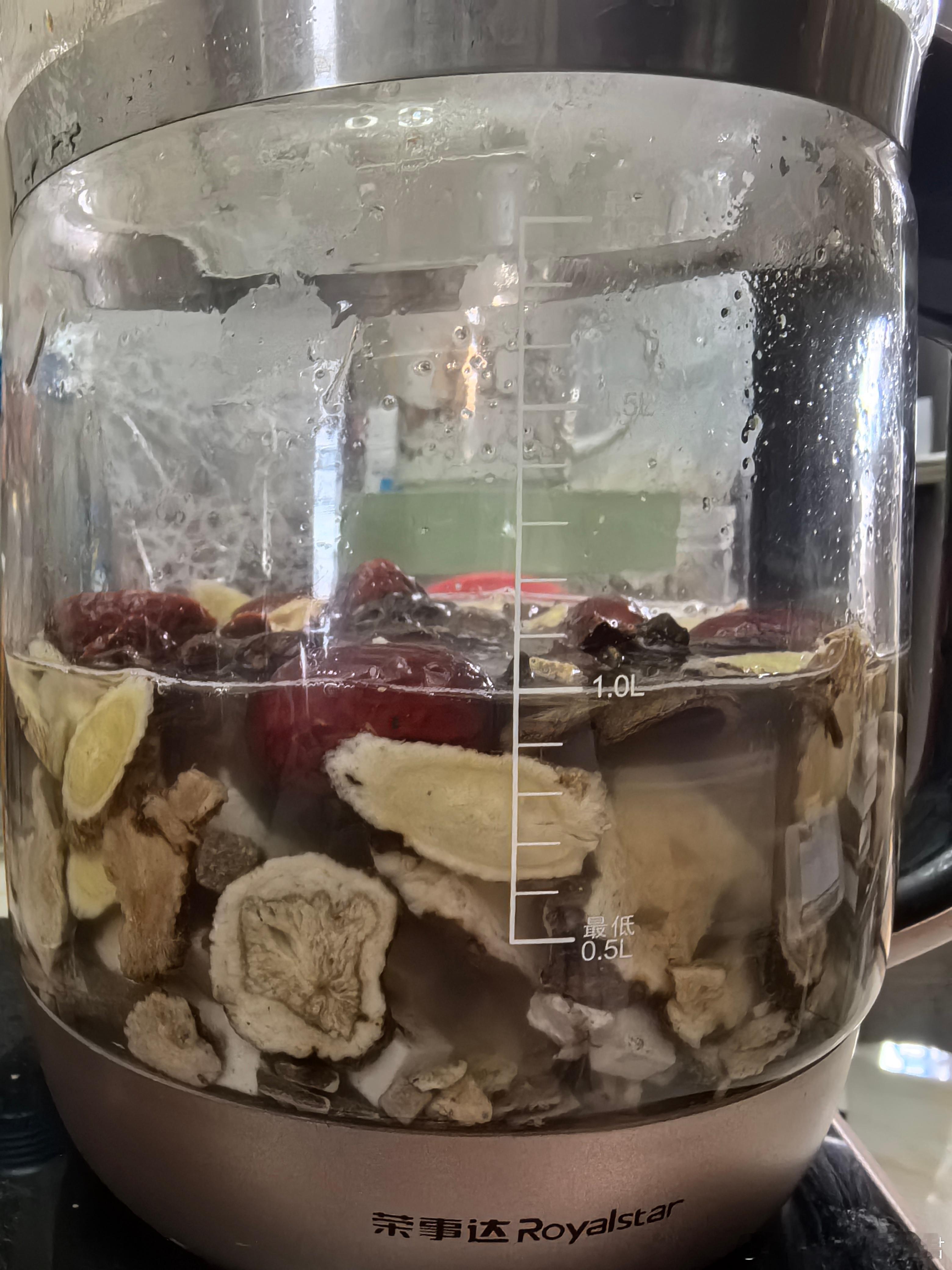 又泡上了，自己亲手熬中药，果然不一样[耶] 药茶，介于药物和茶饮之间的状态，对煎