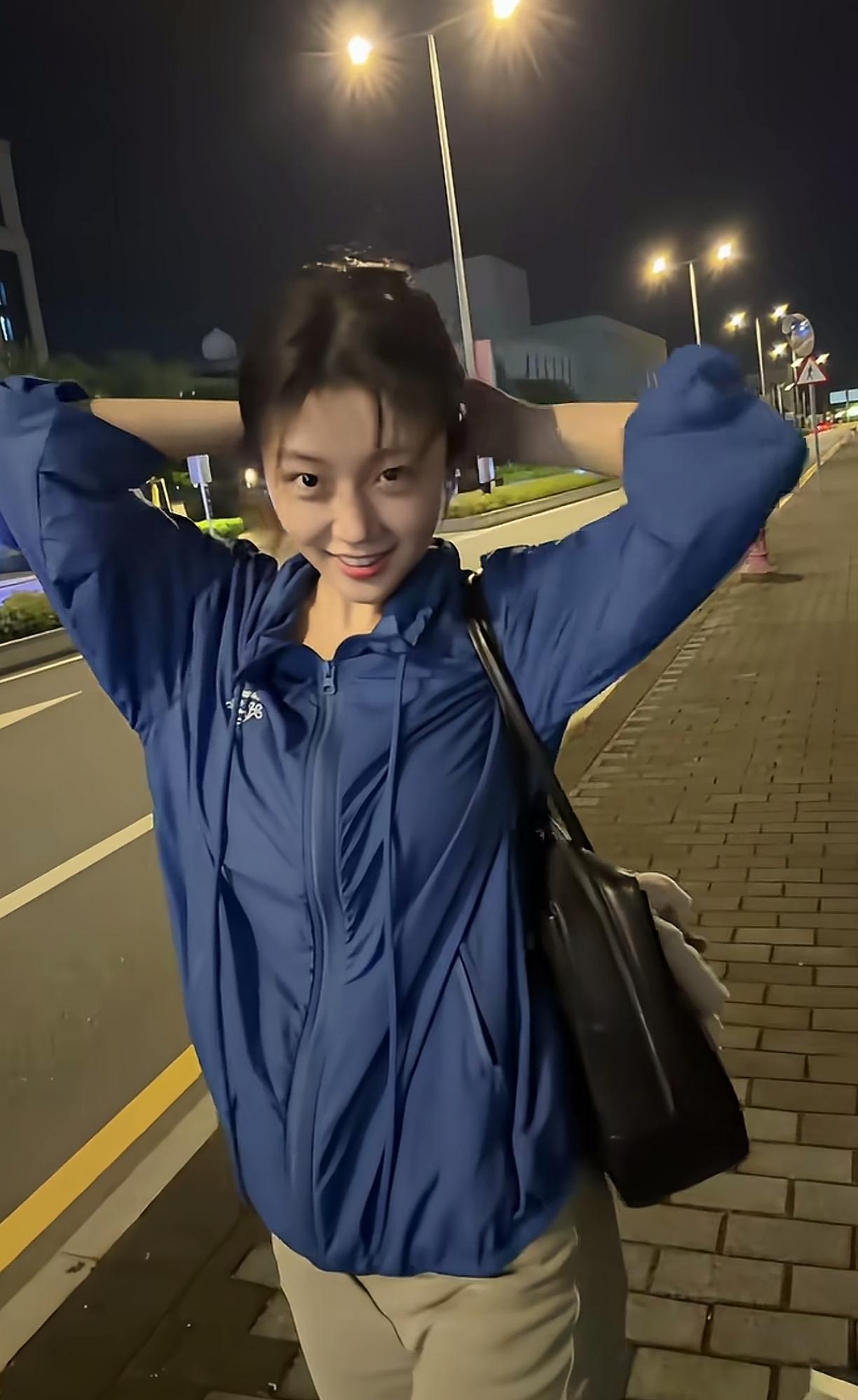 晚上独自散步满脸笑容的女孩！
