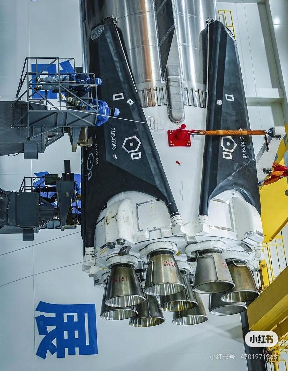 我的妈呀，5月份有两次重磅发射。图1是朱雀3号，左耳是长征10号乙。一个是天鹊1