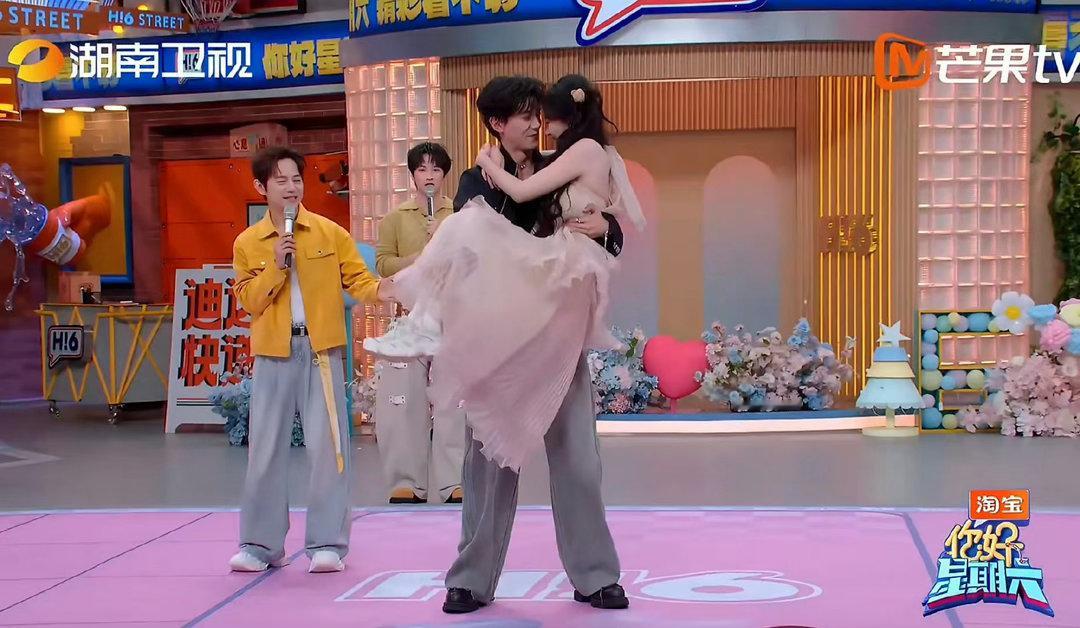 孔雪儿邓凯深蹲抱对视的甜蜜程度邓凯孔雪儿挑战公主抱深蹲，俺不中了好六你好事做尽！