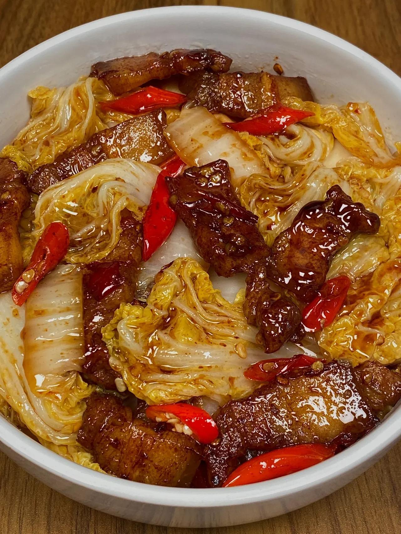|这道五花肉炒娃娃菜巨下饭！！
喷香的五花肉搭鲜甜爽口娃娃菜，一盘不够吃呀！
做