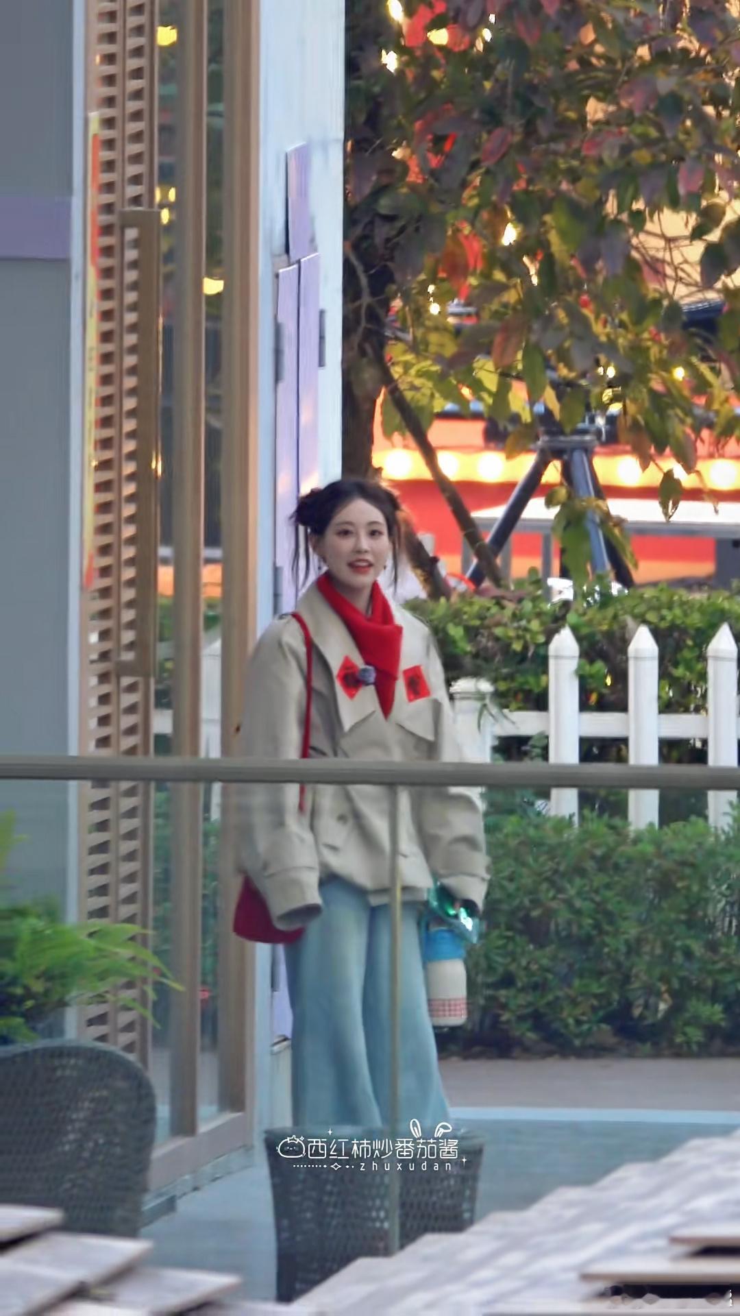 粉丝找祝绪丹要红包周五晚高疯 被粉丝要红包，祝绪丹不仅没躲还大方配合，直接把道具