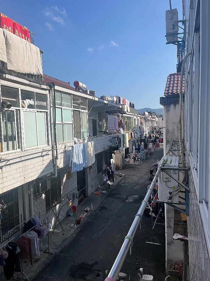 分享我这周有趣的事：太阳刚出来，这几天都在洗洗晒晒呀，在出租房这边，天天晒衣服成