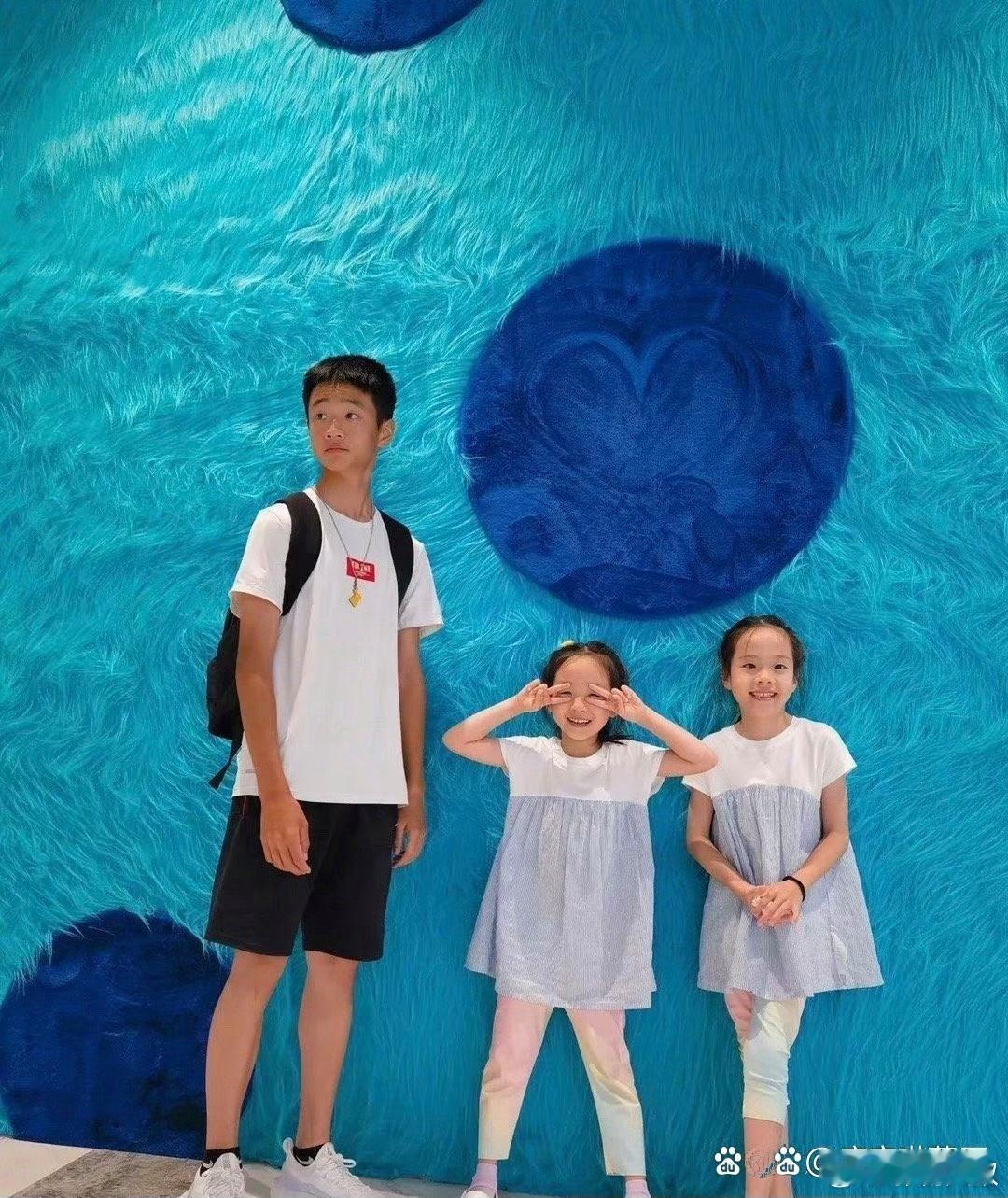 杨威和杨云虽不高，但儿子杨阳洋却挺拔，真是幸运地避开了爸妈的矮个子遗传 ​​​