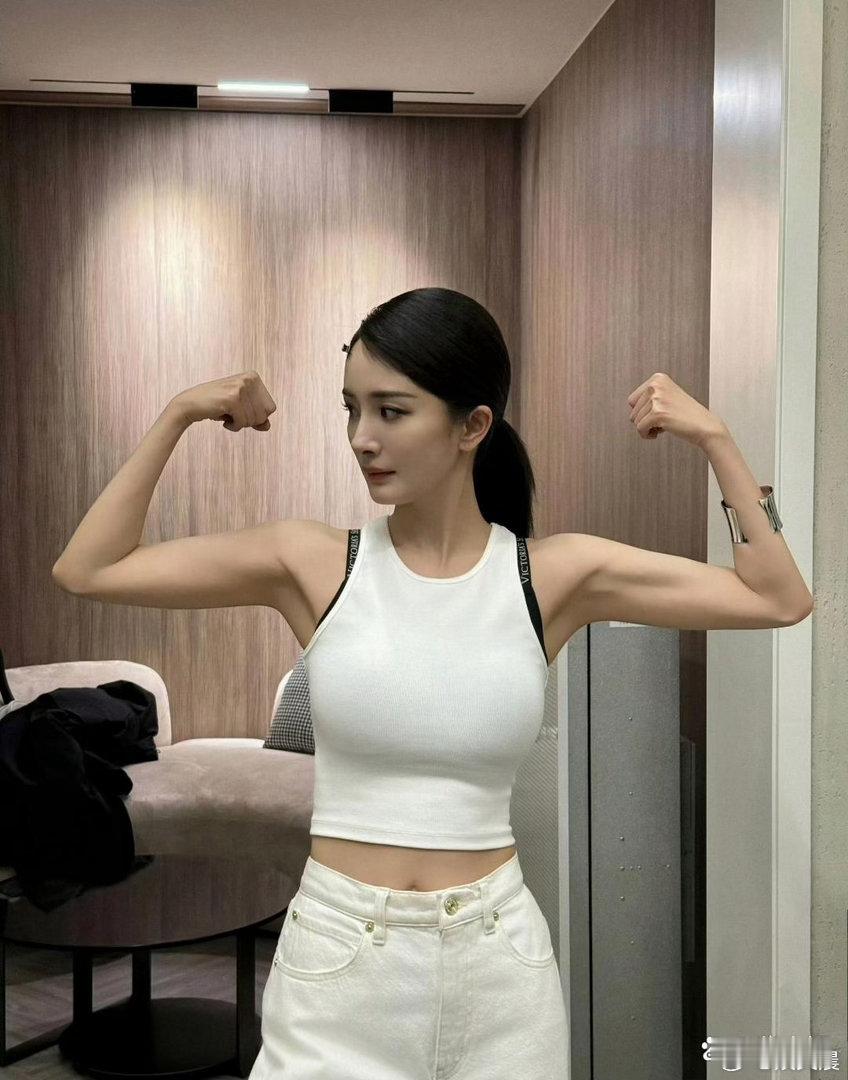 杨幂这腰真的太绝了，每一寸纤细都藏着自律，果然好身材从不是凭空来的！ 