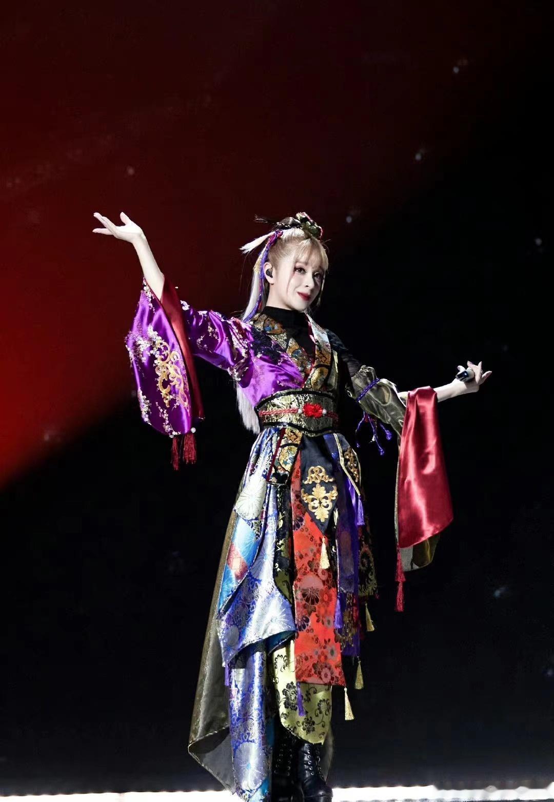 美依礼芽当初乘风舞台上闪闪发光的她，私下婚姻还是没能走到最后。两个人和平协商分开