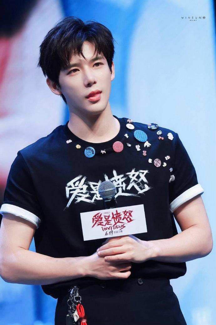 王安宇路演完全是大漏勺来的王安宇唱这么好准备去歌手吗 老王哥在路演现场是真不藏着