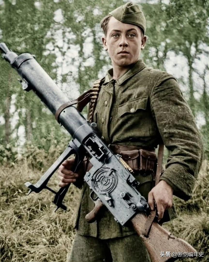 一名挂着MG08/15轻机枪的德军士兵。这款机枪是马克沁重机枪的轻量化版本，重1