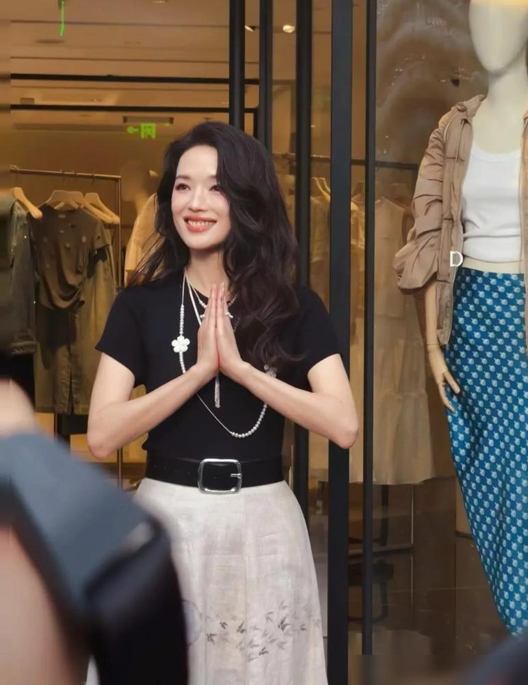 别吹舒淇的T恤了，你没看她前几天淋雨晕妆、礼服被嘲像套子吗？
北影节开幕，大雨