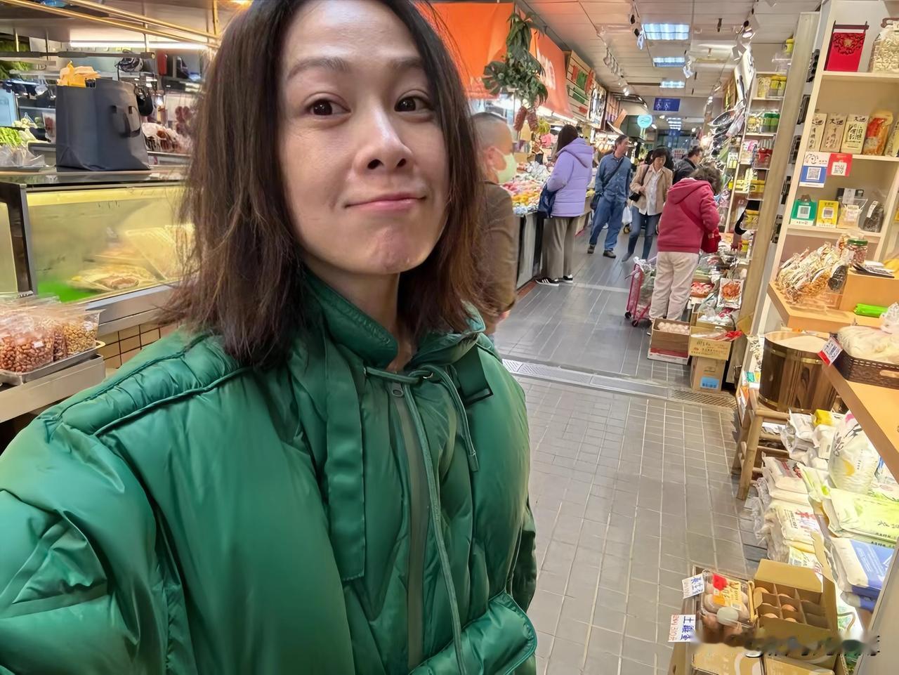 带娃果然会让人变丑～54岁刘若英近日现身菜市场，头发枯黄凌乱，法令纹深且重，文艺