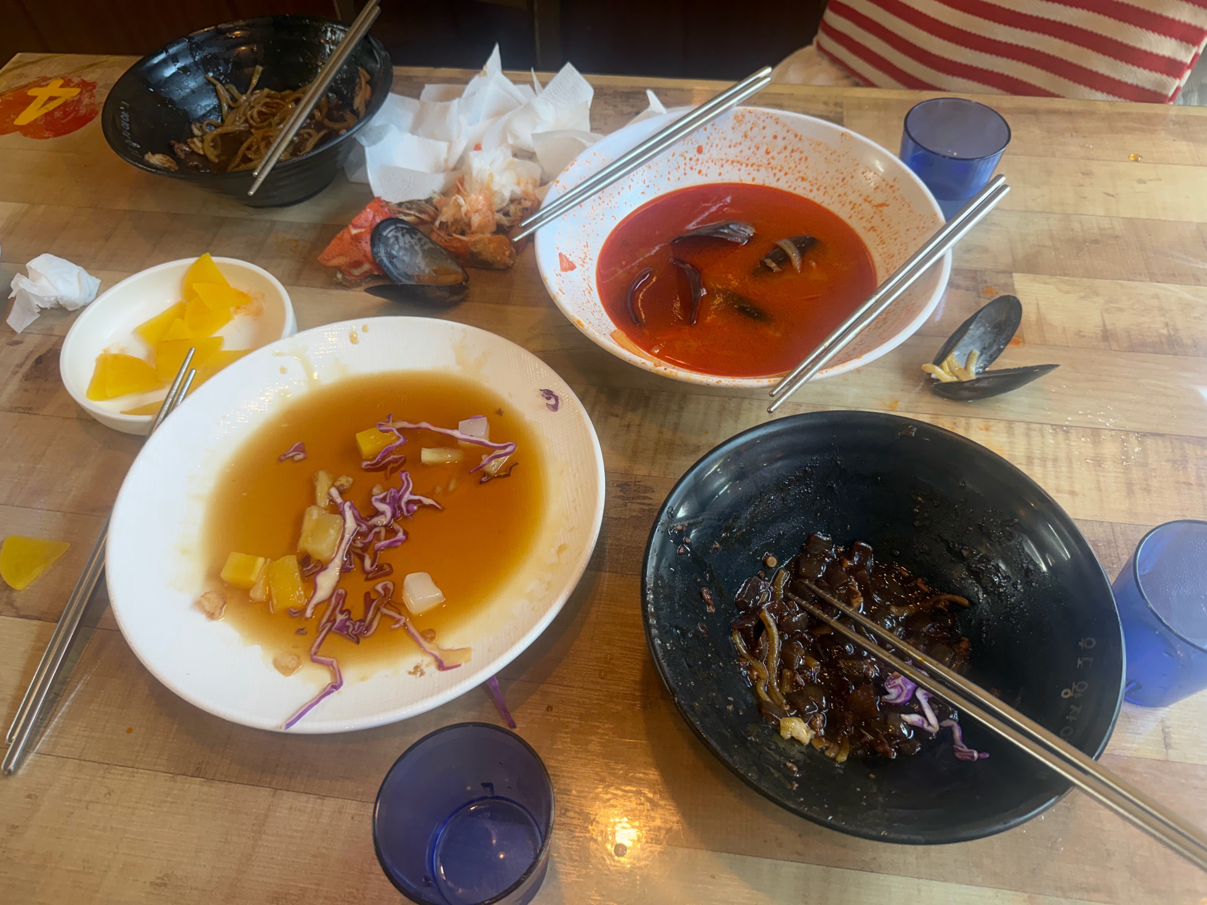 看起来东亚的旅游景点饮食都是一个调子的，贵而且不好吃，主打一个能吃不好吃，不吃扛