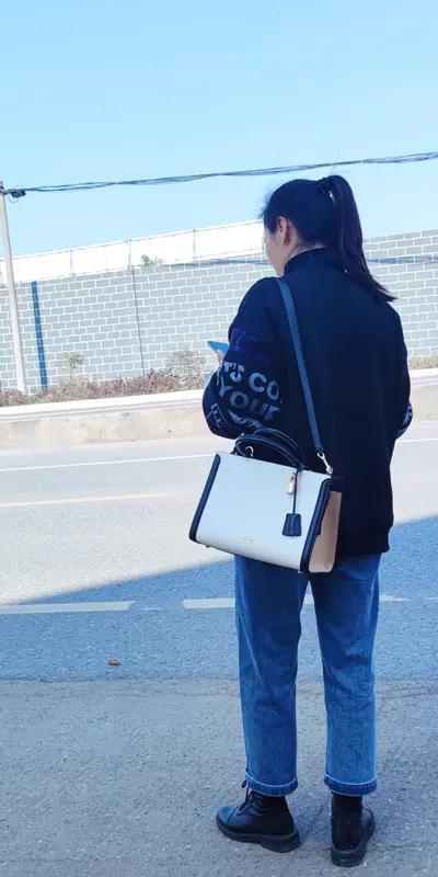 “既不小看别人，也不小看自己”这话太对了。生活里，咱难免被人轻视，像小李学历不高