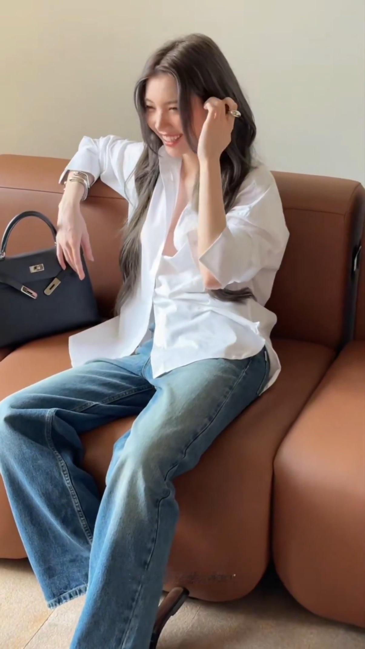 两口子穿衬衫都不爱系扣子 ​​​