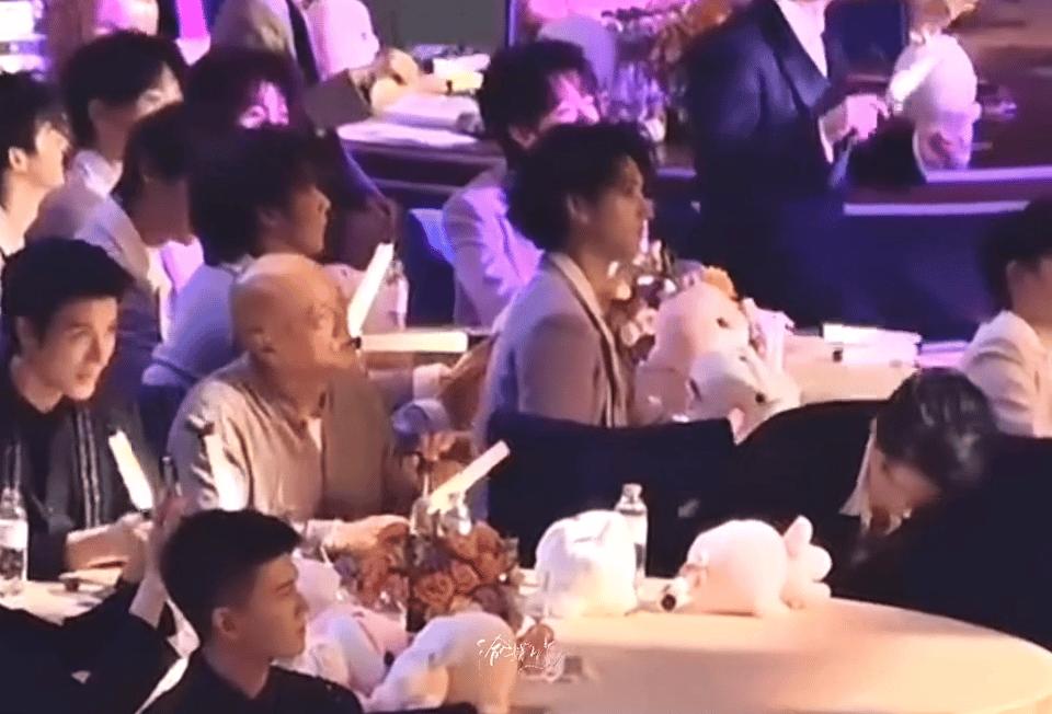 看多了娱乐圈里的虚与委蛇，再看肖战，会发现有些人的教养是装不出来的。
那是一种刻