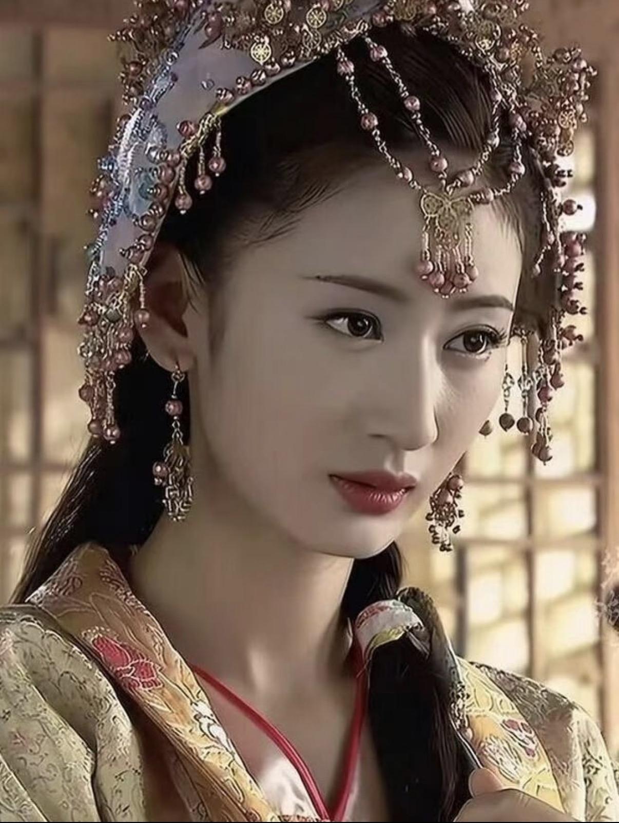 真正的媚骨天成，别说男人了我一个女的也喜欢，娱乐圈没有代餐！
有人还记得她吗？