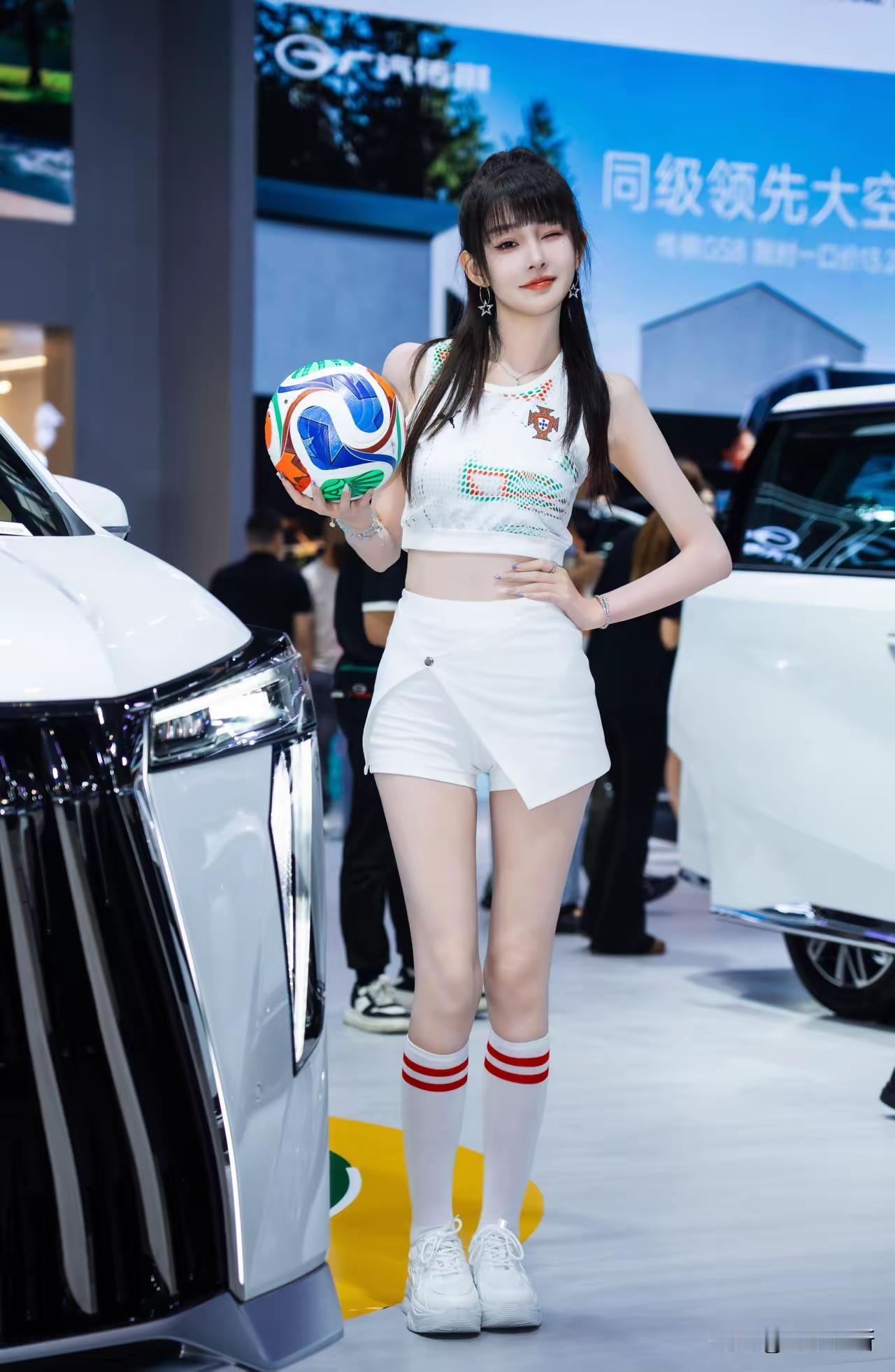 车展现场，时尚少女与酷炫汽车合影，青春活力满满！🚗👩‍❤️‍💋‍👩