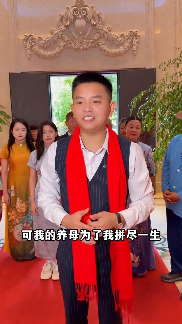 世人都说生恩大，可我的养母为了我拼尽一生。今天四叩首，一谢生，二谢养。
·第一跪