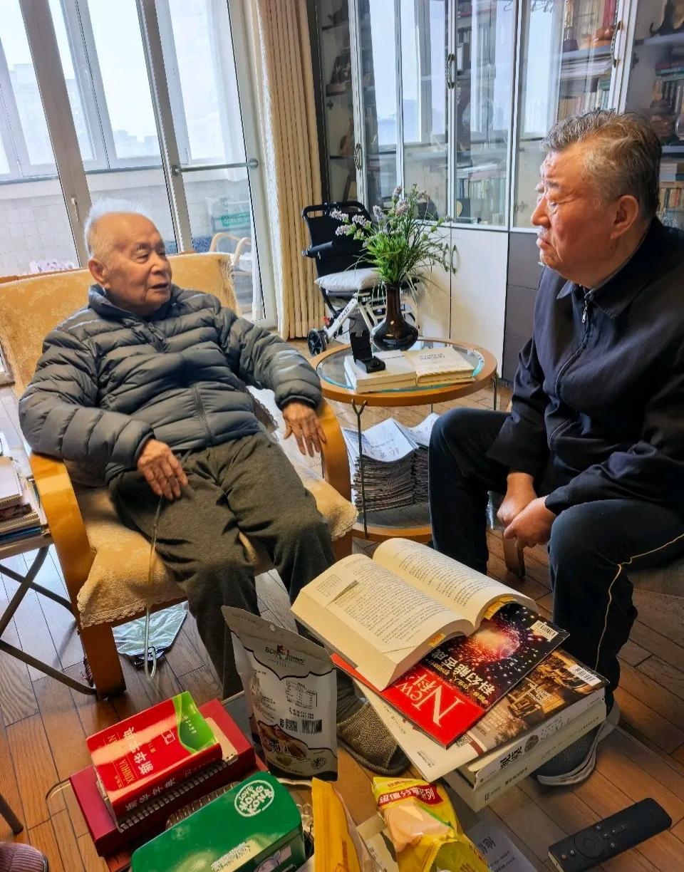 何祚庥老院士家中来了老朋友。4月4日，又到了定期看望忘年交老朋友的时候了，张博士