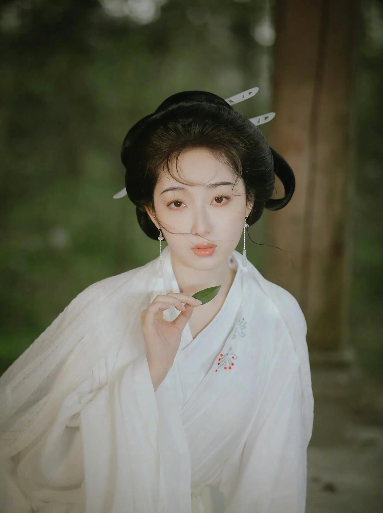 换成这个造型演林黛玉应该会好很多吧，蒋梦婕版本的林黛玉发型不太美观，但演员整体还