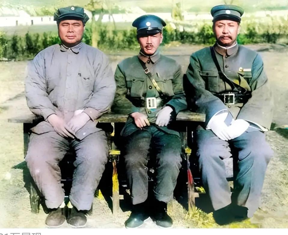 1928年，蒋校长、冯玉祥、阎锡山三人的珍贵合影。

此时三人实力相当，都掌握着