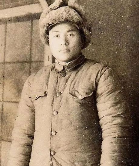 1942年，侦察股长凌少农，私下向日本人购买布料，对方说：“你看起来像军人？”凌