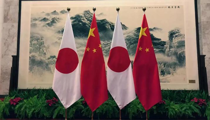 中方接连出台两轮管控直接掐住日本要害！日方高官当场破防连喊三遍无法接受？疯狂抗议