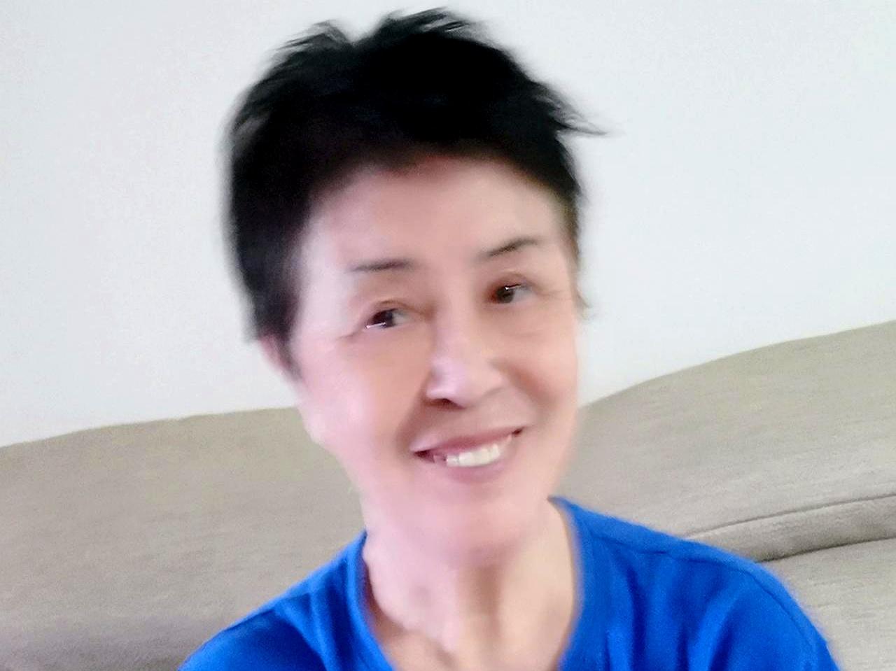 七十来岁，钥匙在手，车在库，房在城，卡里不差钱，夜里却只听到钟声滴答。
伴了一辈