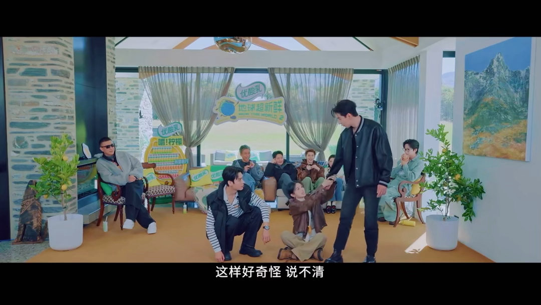 龚俊陈星旭周也两男抢一女龚俊吃陈星旭的醋这段即兴小剧情太上头，龚俊幼稚吃醋，收尾