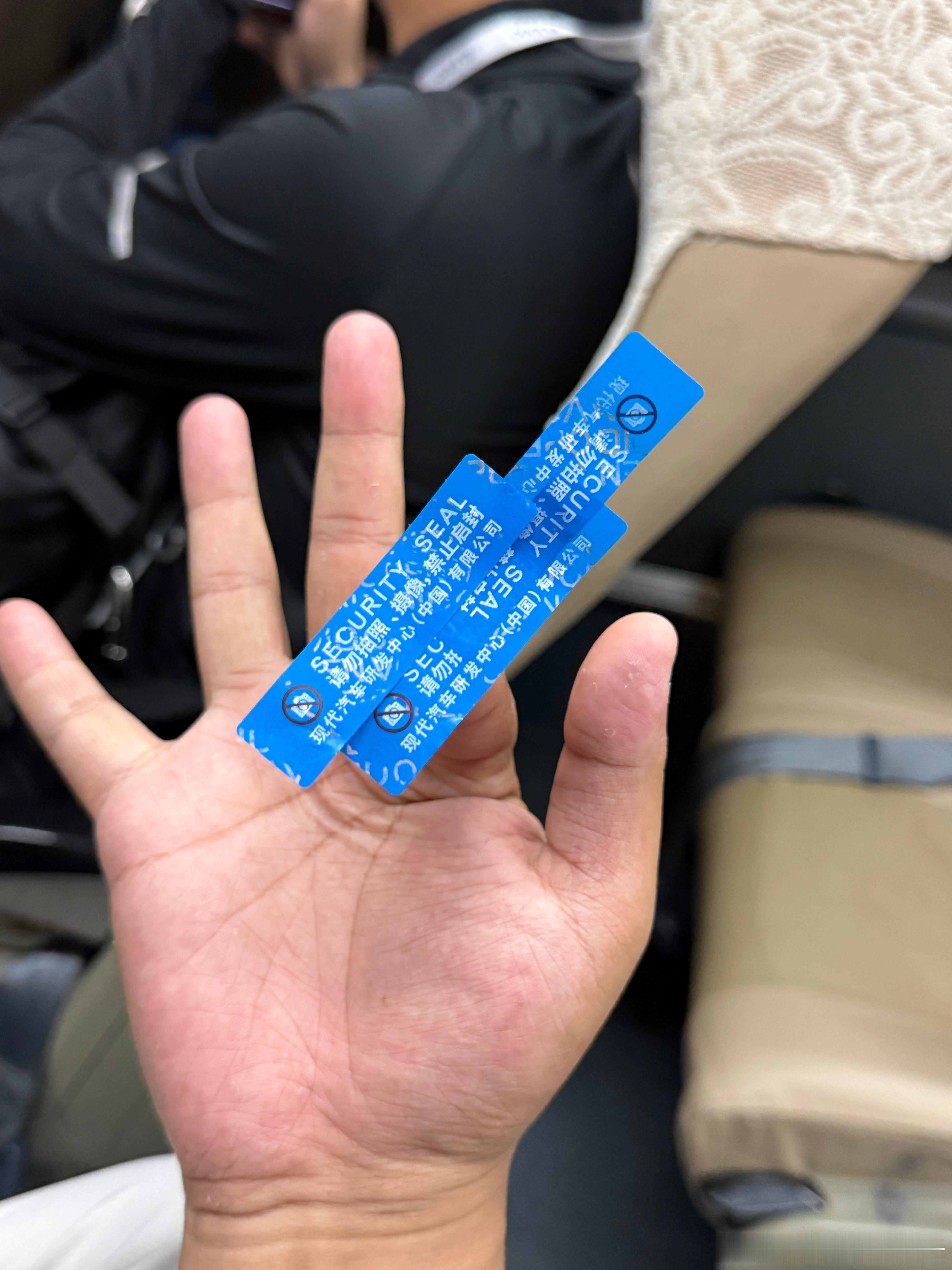这一天是一点信号没有，手机被封了3层。  ​​​