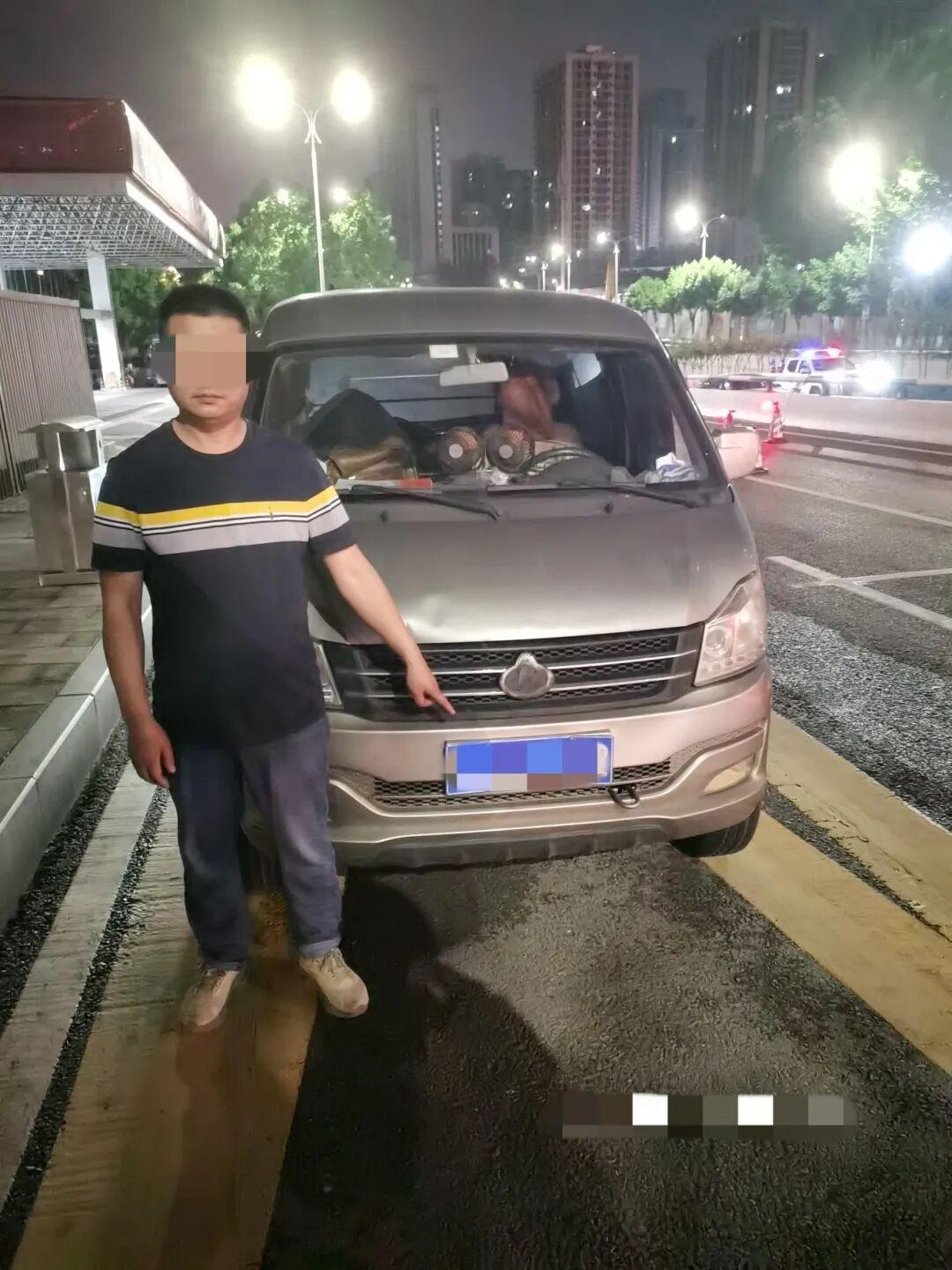 “我说你别让我开，你非得让我开。这下好了吧！”重庆这个男子，很轻易地就让老婆乖乖