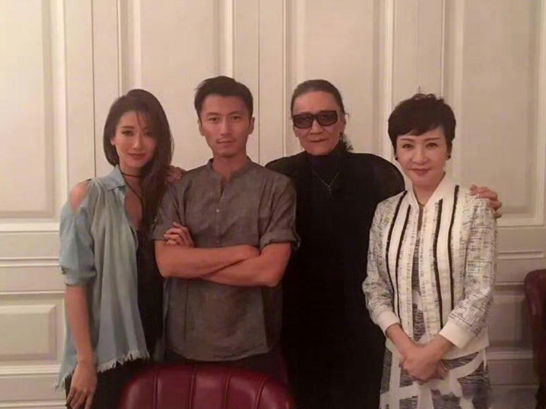 谢贤进ICU后一心要等谢霆锋回香港谢贤病重撑着一口气苦等儿子归来，谢霆锋火速赶港