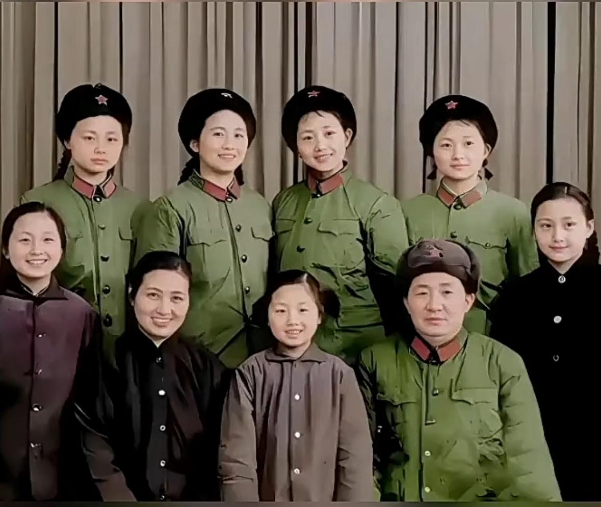 这是拍摄于1973年的一张全家福，开国功勋吴荣正少将和妻女留下了这张罕见合影，他