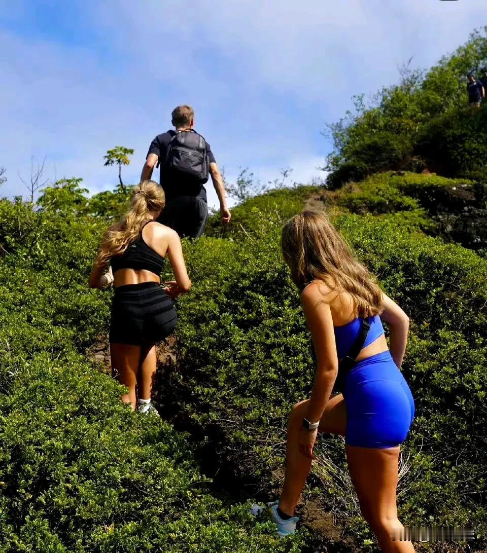 湖人名将里夫斯和女友一起在夏威夷岛徒步，真的好惬意啊！夏威夷岛的环境真的太好了，