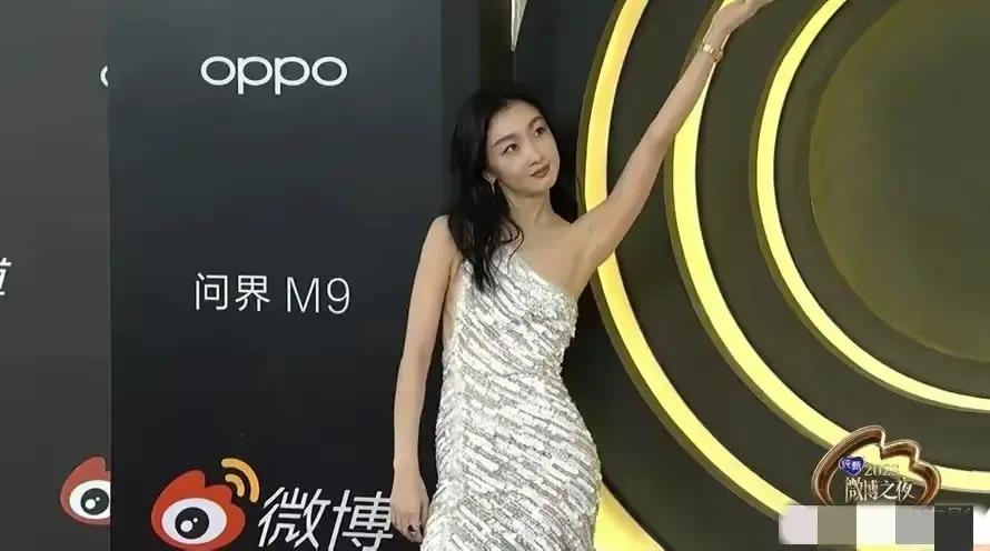 周冬雨挺敢穿的，感觉她在模仿张曼玉的服装风格。张曼玉当年出席活动的礼服从来不掩饰