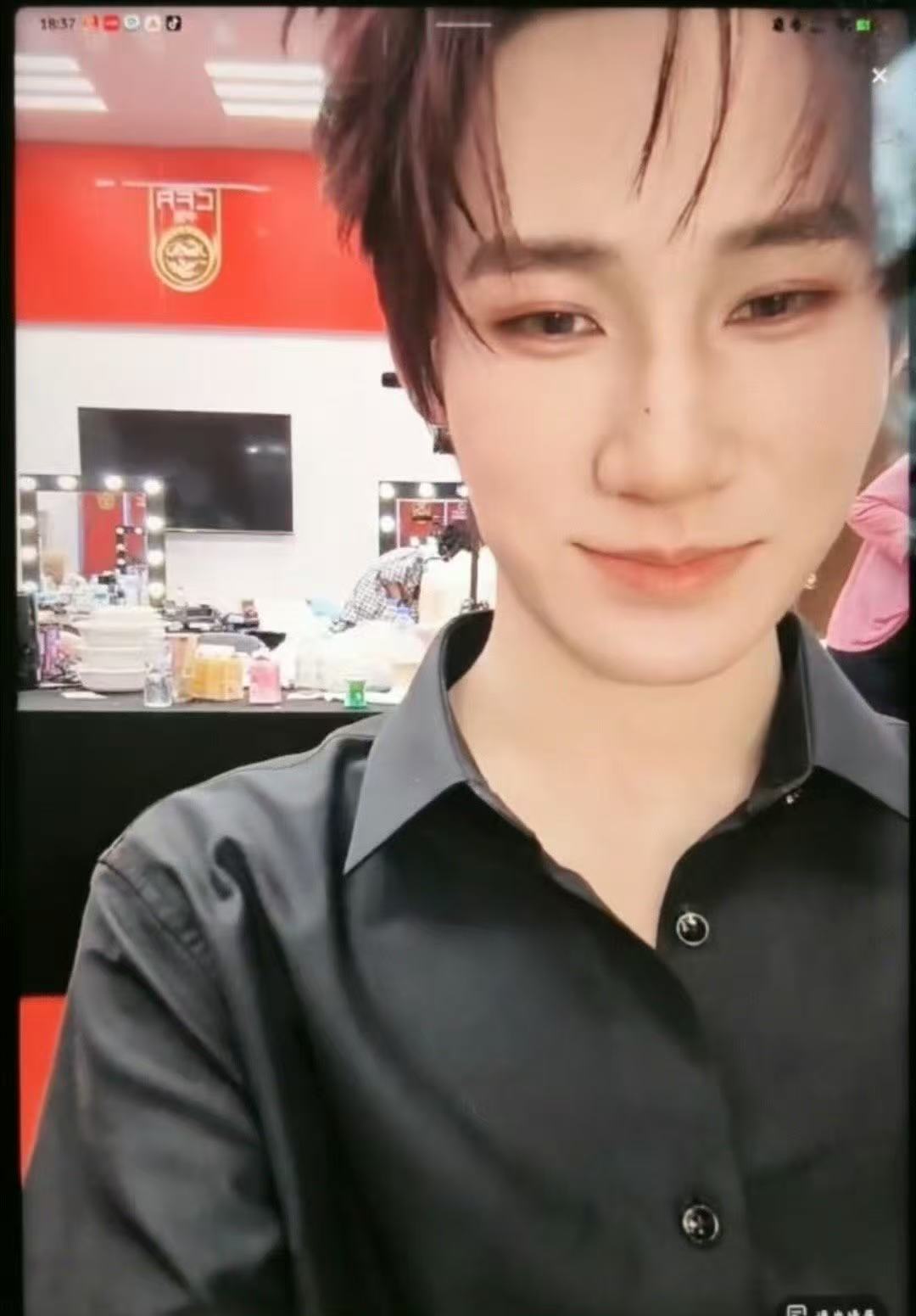 张真源耳钻 太犯规了！！！张真源今晚的妆造好绝，竟然还有耳钻！！！太帅了吧！！！